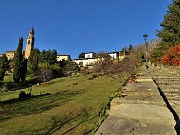 16  Sulla soleggiata  'Salita dello Scorlazzino' con vista sul Tempio dei Caduti  